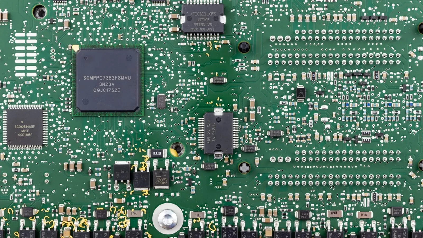 Płyta sterownika ECU z procesorem MPC, typowa elektronika, której dotyczą błędy P0606 i sumy kontrolnej