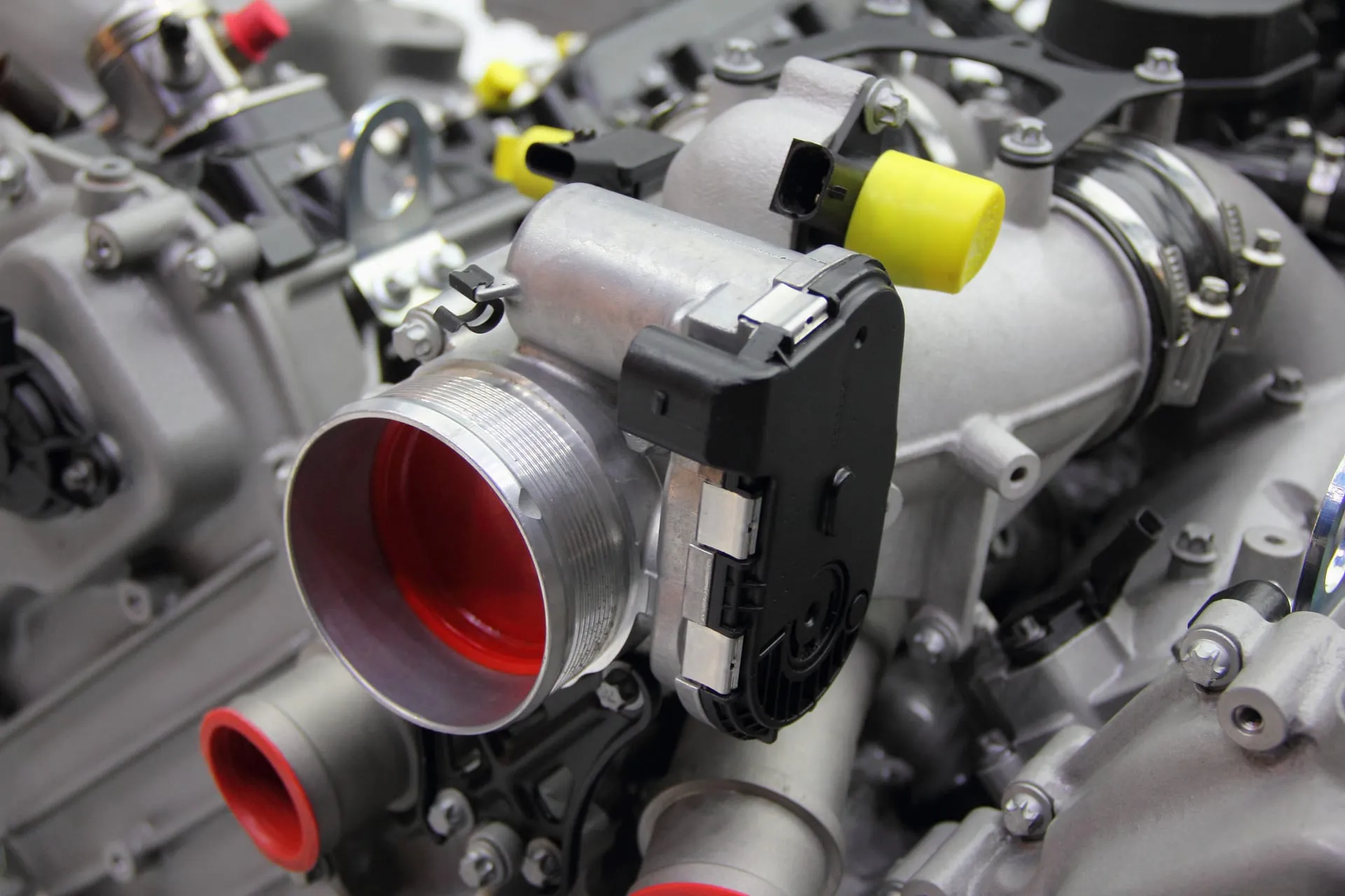 Silnik benzynowy BMW z układem Valvetronic, widok komory silnika